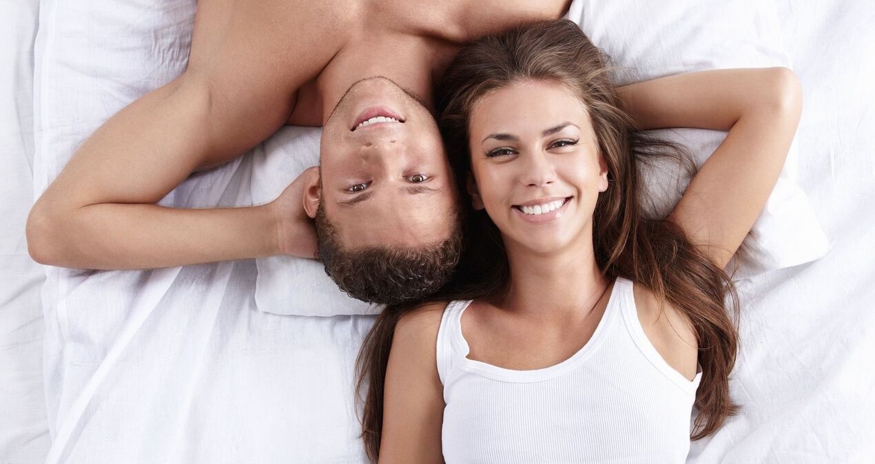 donna a letto con un uomo che ha aumentato la potenza