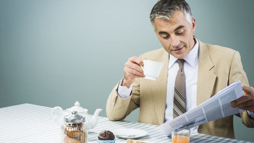un uomo beve il tè per migliorare la potenza
