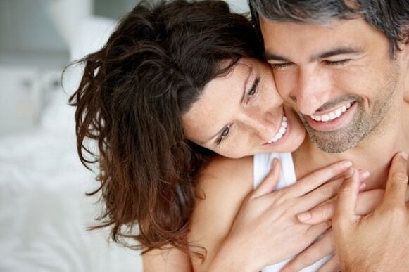 donna e uomo felici con maggiore potenza
