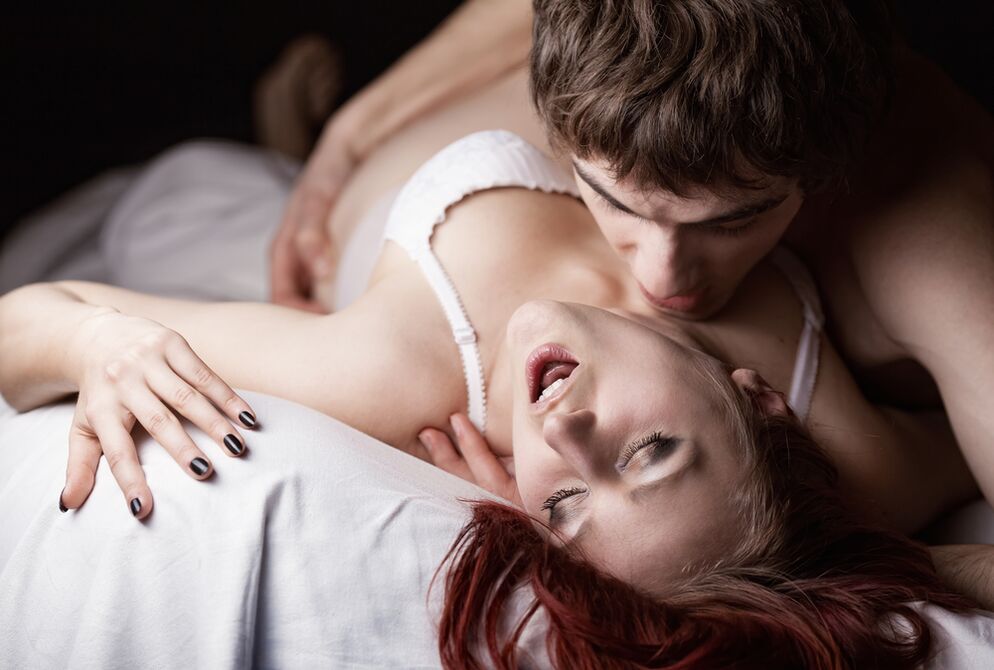 l'uomo eccitato accarezza la donna