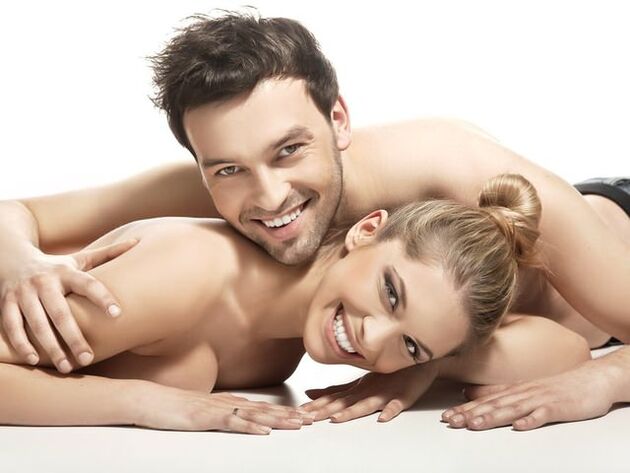 donna e uomo che hanno aumentato la potenza con i prodotti